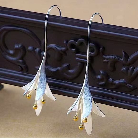Sterling Silver Lily Flower Pollen Fish Hook Dangle Earrings - Picture 1 of 10